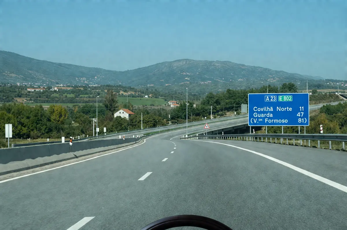 Autoestrada A23 com a placa azul para Covilhã Norte, Guarda e Vilar Formoso, em alta definição